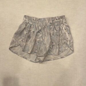Lululemon white and gray pattern hotty hot shorts